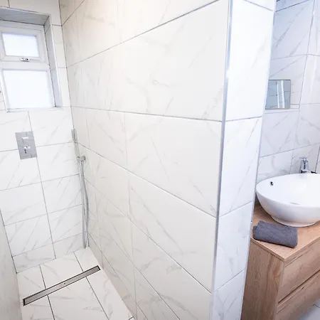 Kings Arms - Luxury Double - Waterfall Shower - Self Check In *